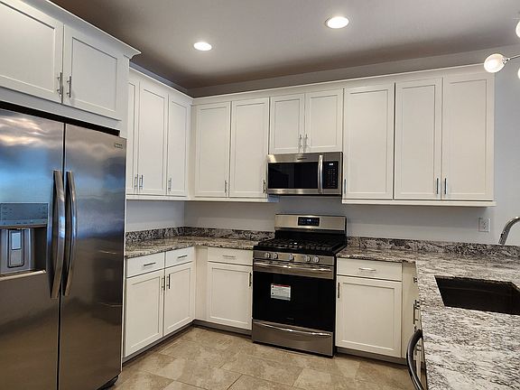Gourmet kitchen with gas stove & Reverse Osmosis for purified water