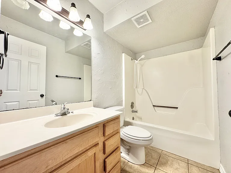 884 W Holly St #12 — Photo 11