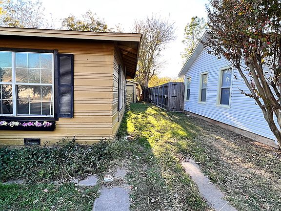 4th image of 2311 Vine St