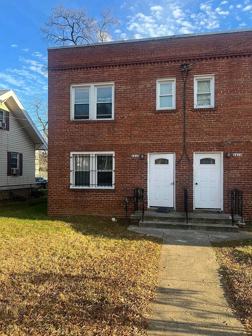 1615 Olive St NE — Photo 2