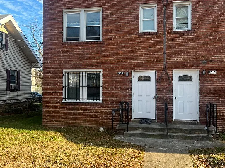 1615 Olive St SE — Photo 2