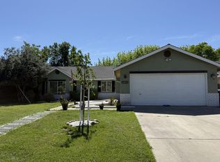 409 W Packwood Ave, Visalia, CA 93277