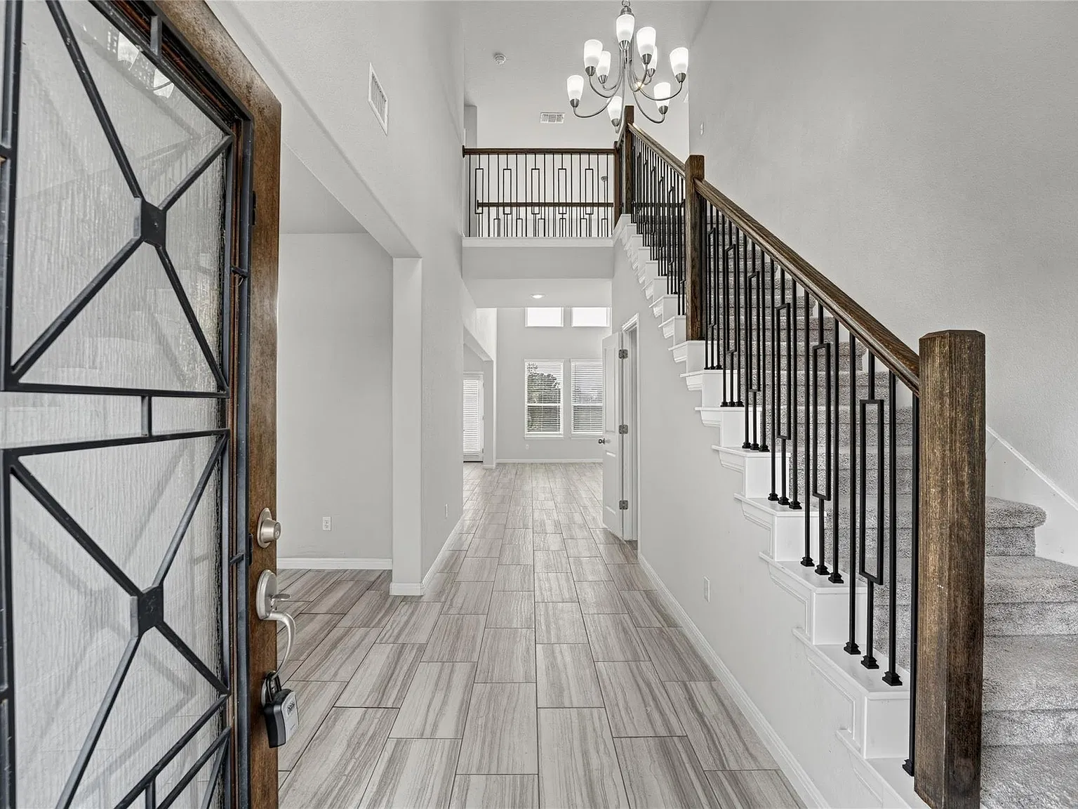 5 bed, 3.5 bath, 2566 sqft, $2,990 — Photo 3