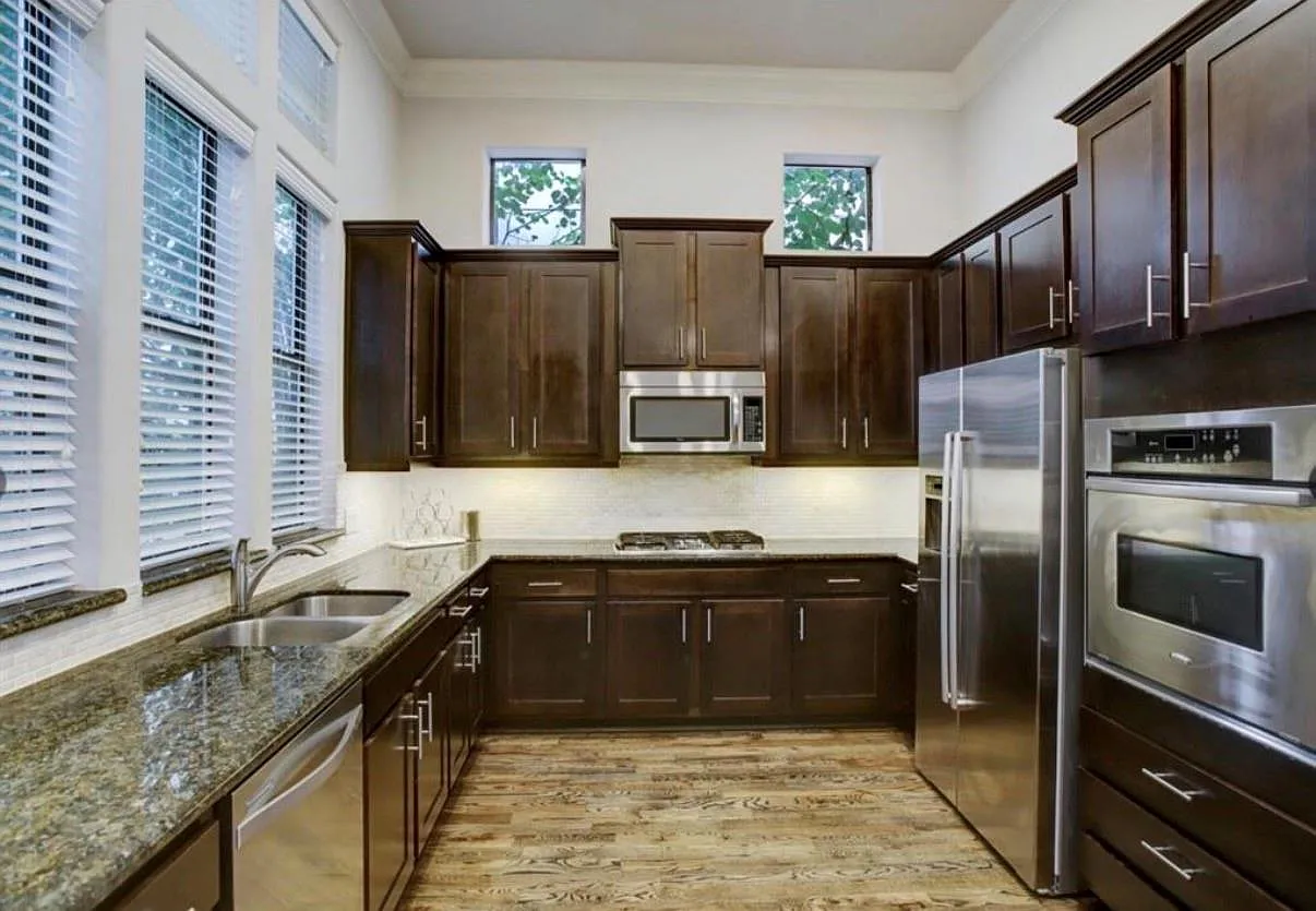 3 bed, 2.5 bath, 2217 sqft, $3,200 — Photo 2