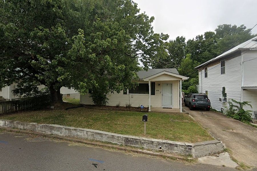 1st image of 418 W Blythe St