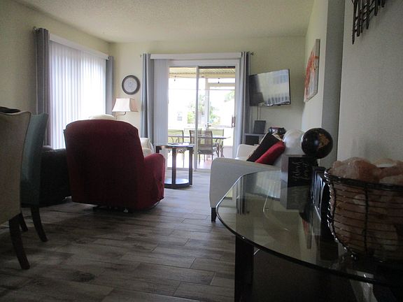 4th image of 471 Insull Ct