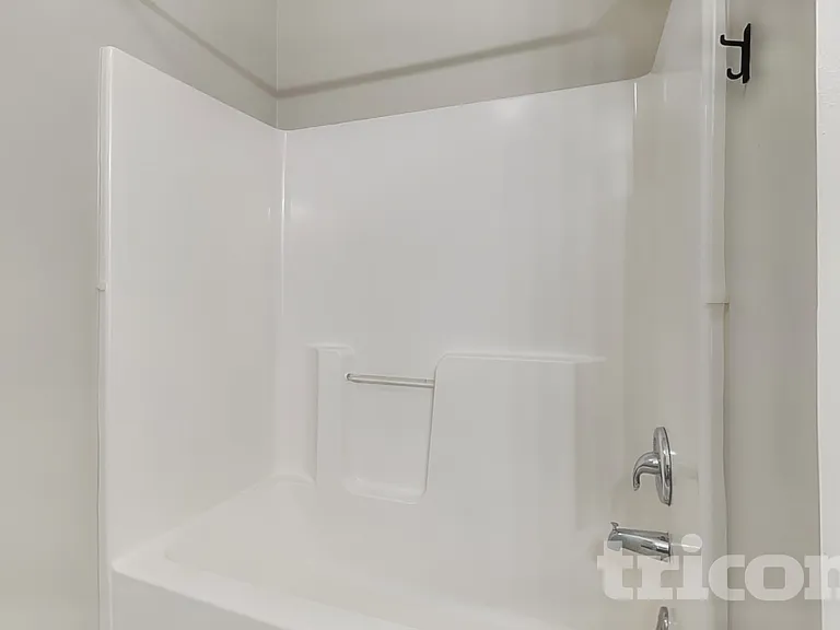 1042 Sutherland Dr — Photo 8