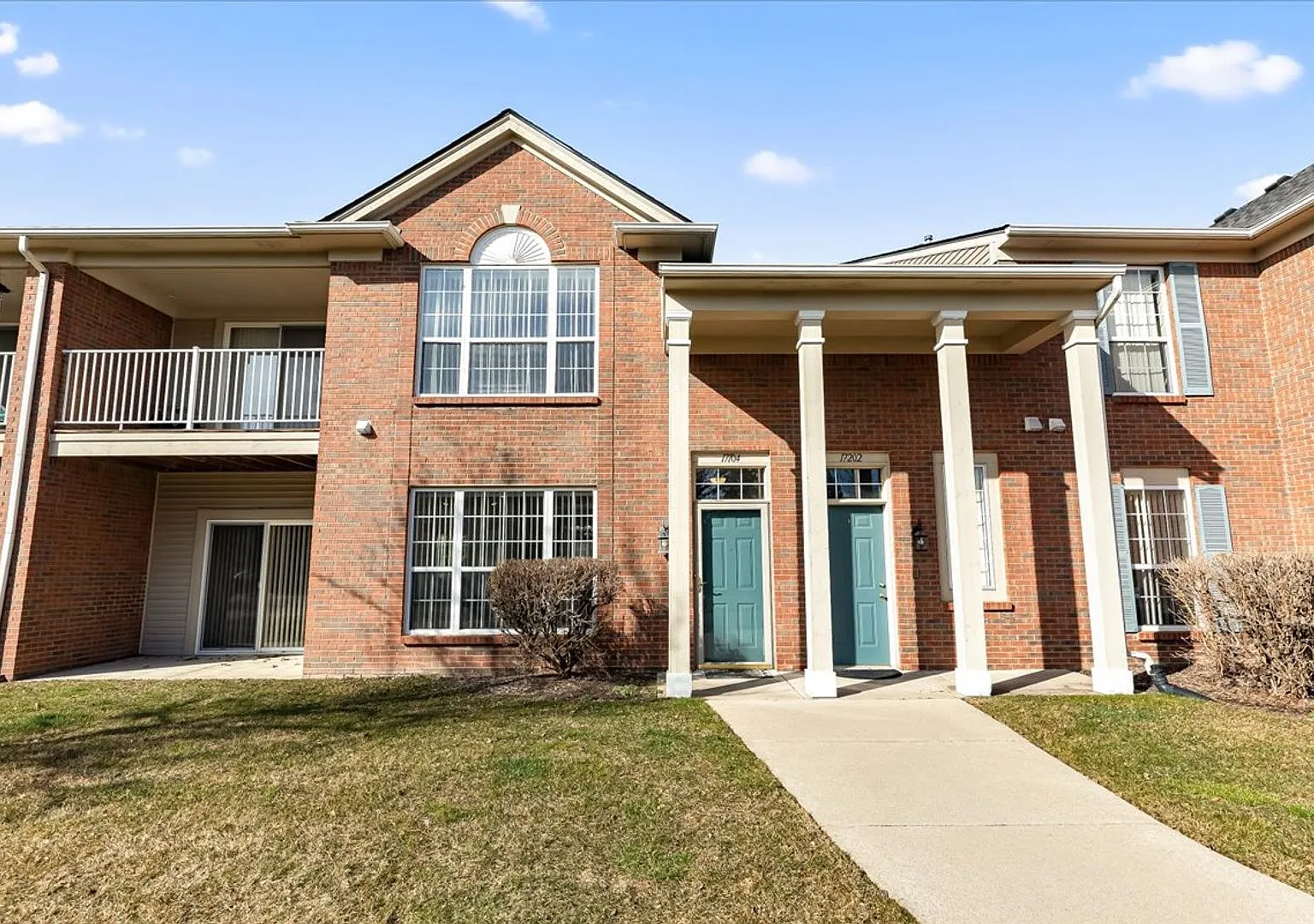 Maple Crossing Condo Comfort, Convenience & Location — Photo 1