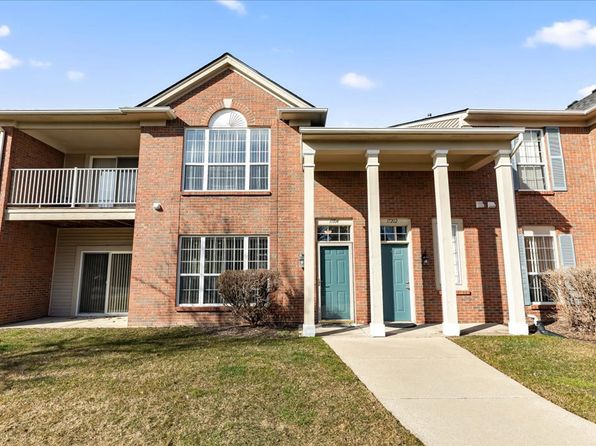 17104 Chesapeake Cir, Walled Lake, MI