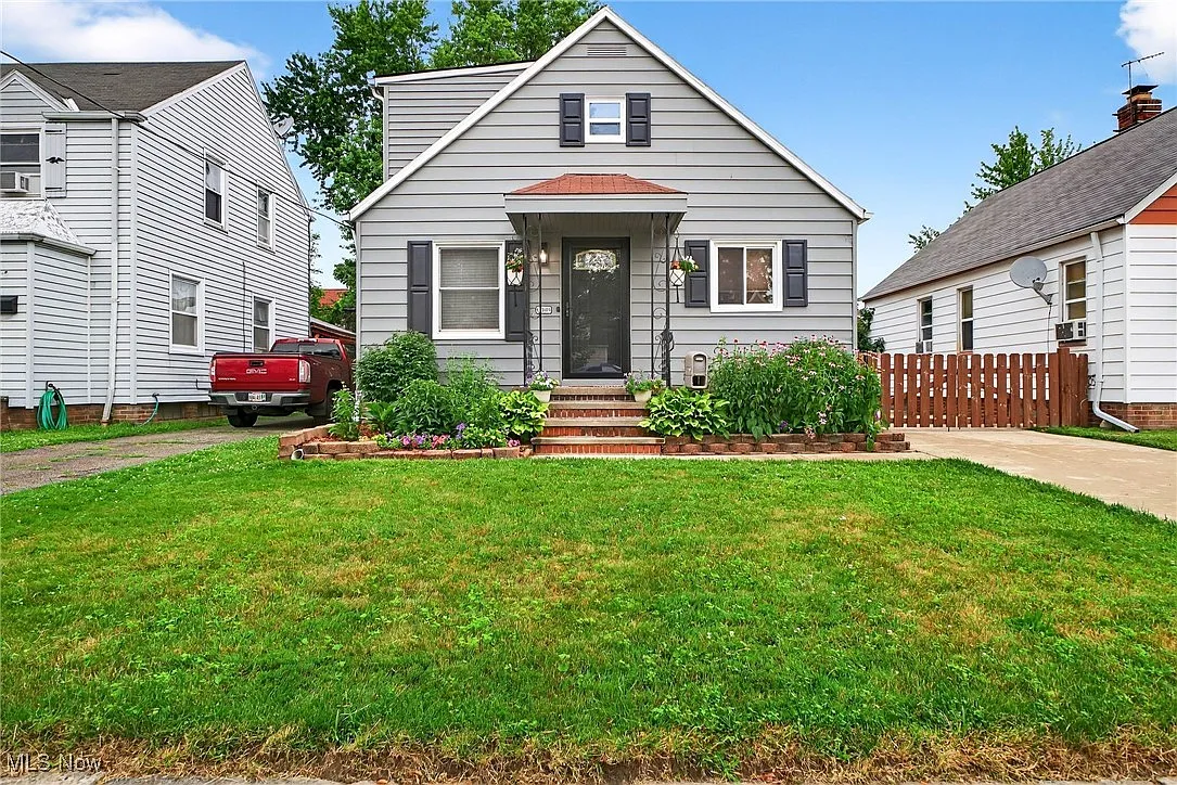 11800 Marne Ave photo 1