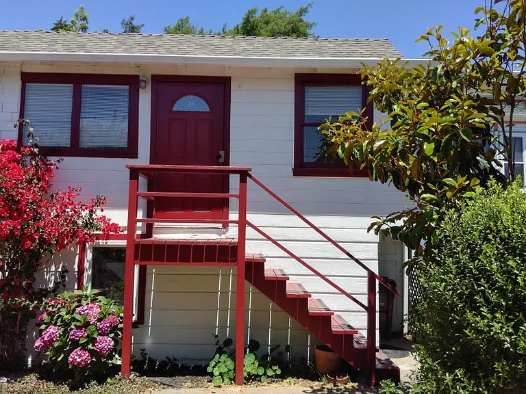 1154 Powell St #COTTAGE — Photo 1