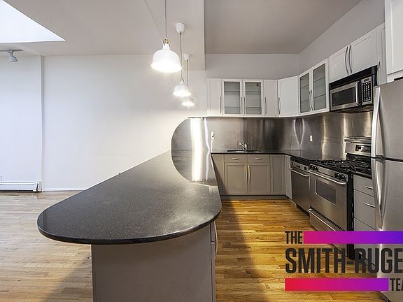 4th image of 122 Nassau St