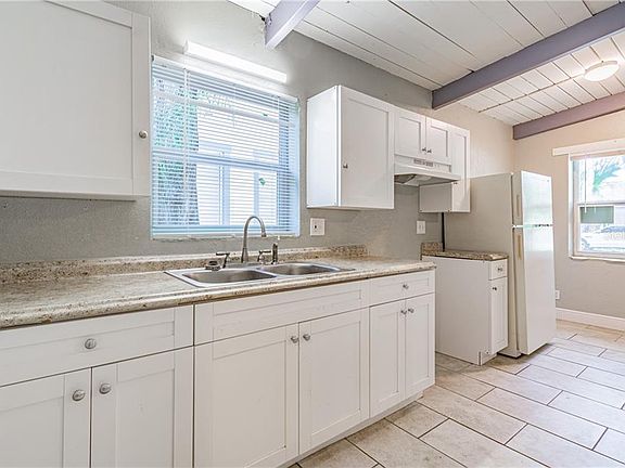 4th image of 635 23rd Ave S