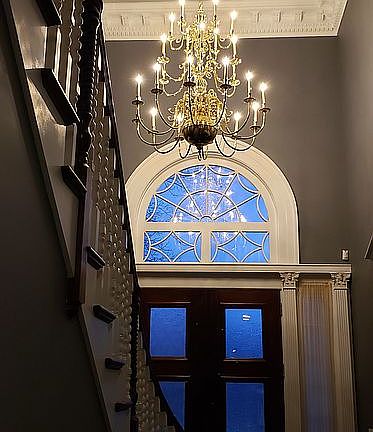 Power lift chandelier
