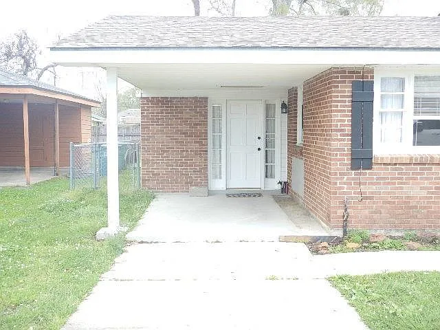 3 bed, 1.0 bath, 1200 sqft, $1,450 — Photo 2
