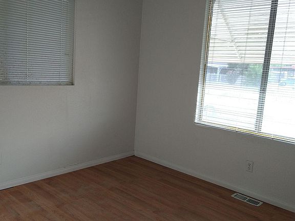 Large windows in every bedrooms