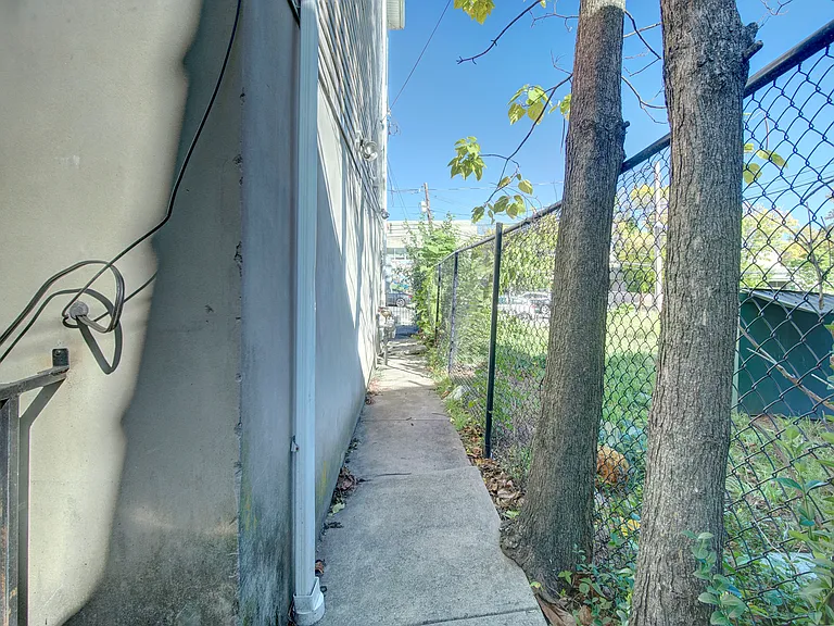 22-24 Avon Ave #1 — Photo 12