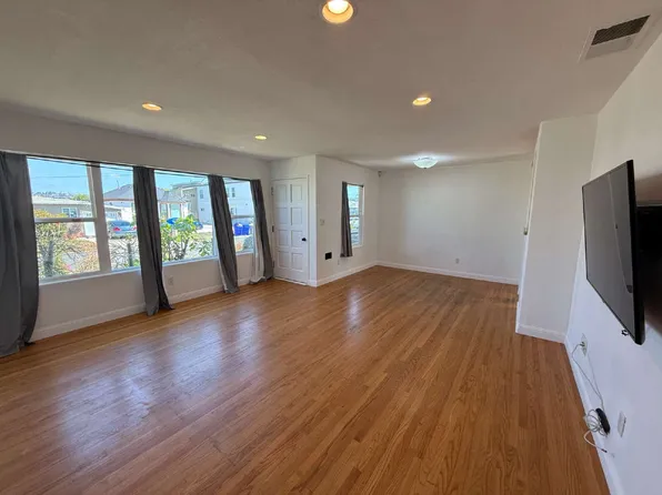 6241 Stewart St, San Diego, CA 92115