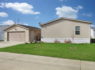 800 Foxtail Dr, Minot, ND 58701