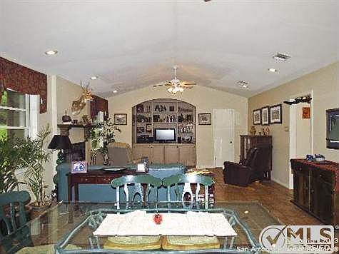 5th image of 108 Newbury Ter
