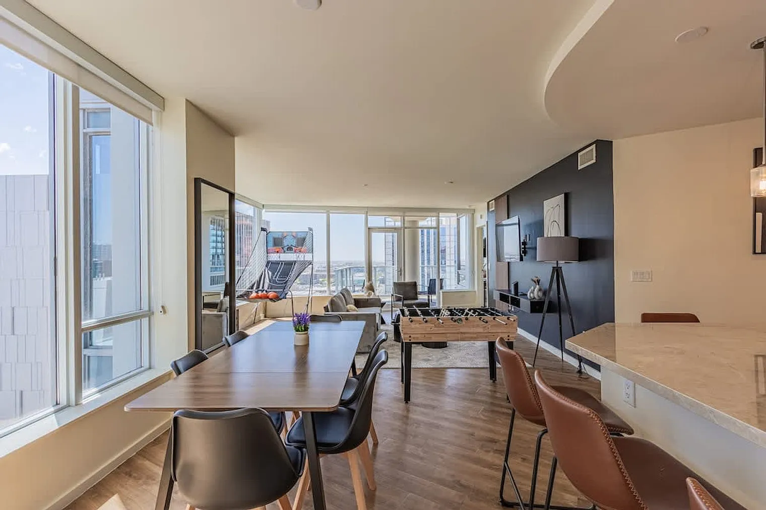 2 bed, 2.0 bath, 1399 sqft, $6,400 — Photo 4
