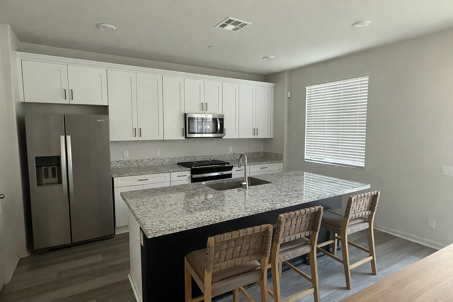 3 bed, 2.5 bath, 1677 sqft, $3,500 — Photo 3