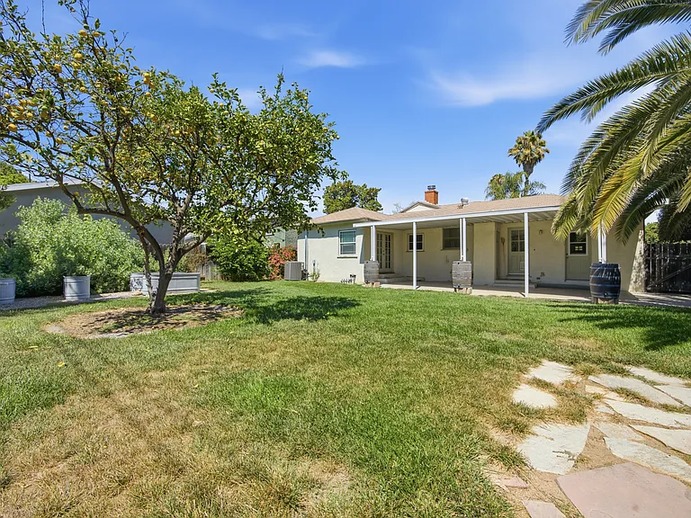 7439 Amestoy Ave — Photo 17