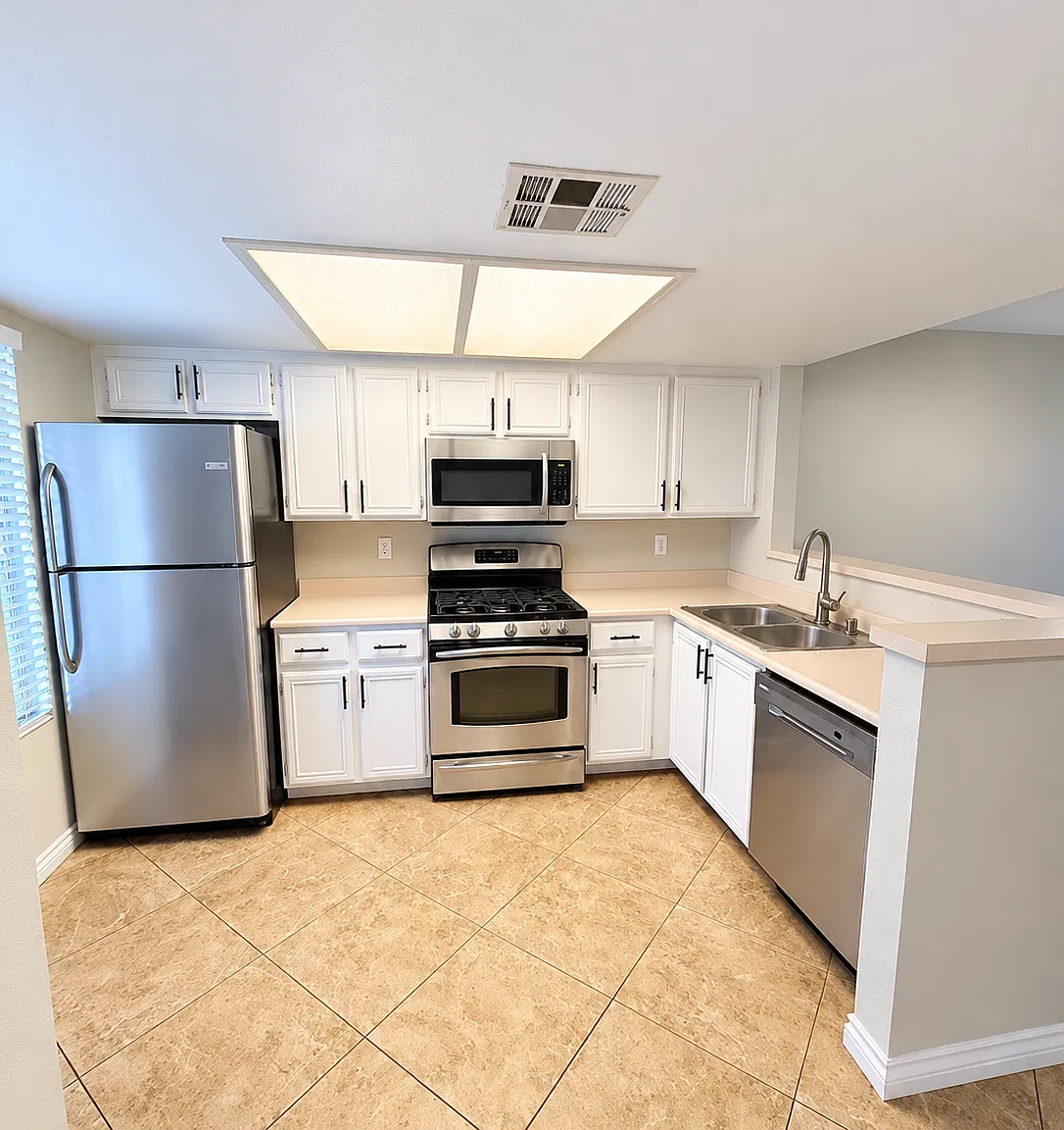 8070 W Russell Rd — Photo 1