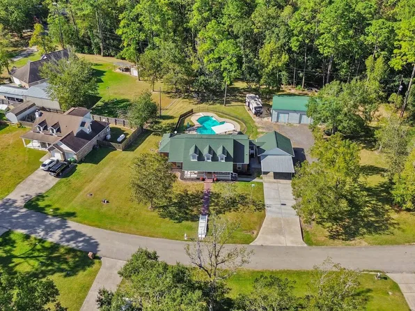 4 Hickory Ln, Dayton, TX 77535