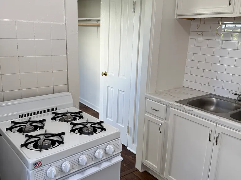 49 Sunset Ave #1/2 — Photo 2