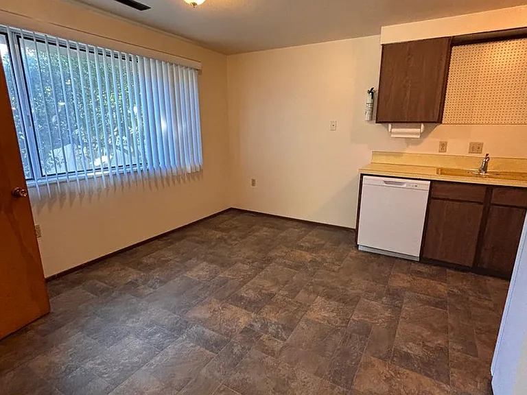 595 NW Oak Ave — Photo 7