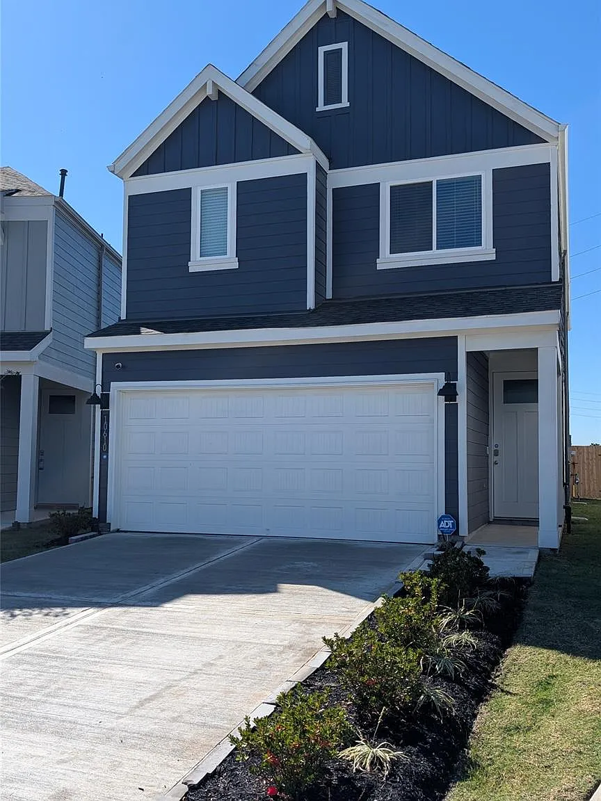 4 bed, 2.5 bath, 2054 sqft, $2,600 — Photo 3