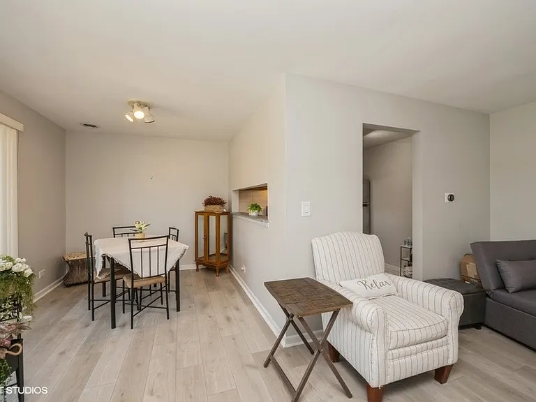260 E Court Of Shorewood #4 — Photo 4