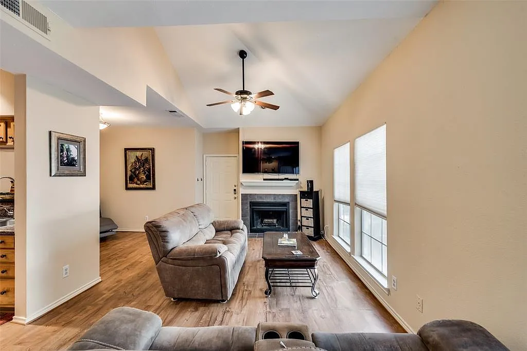 1 bed, 1.5 bath, 897 sqft, $1,499 — Photo 3