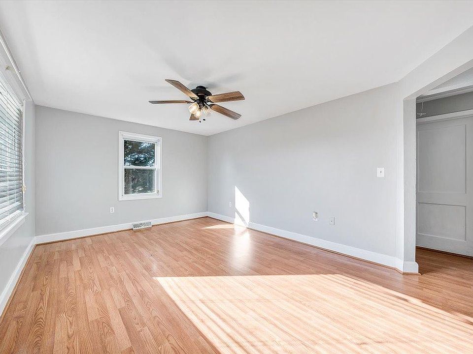 1st image of 104 Lee Ave NE
