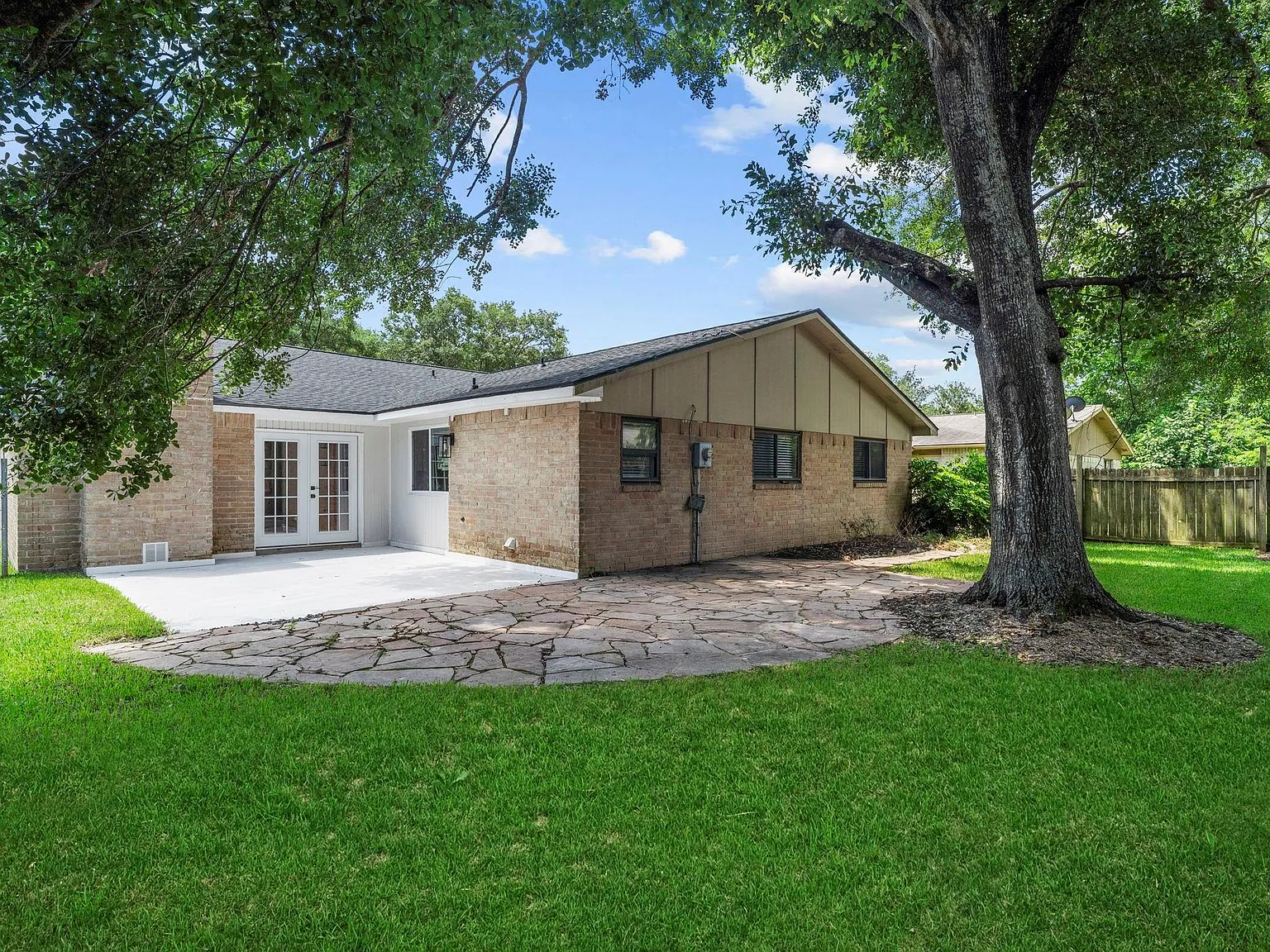 4 bed, 2.5 bath, 2198 sqft, $2,200 — Photo 3