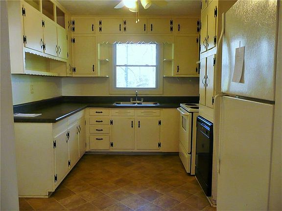 3rd image of 422 Virginia Pl SE