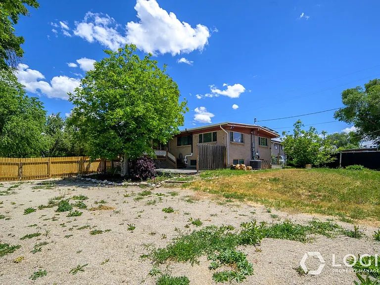 759 N Riverside Dr #UPSTAIRS — Photo 2