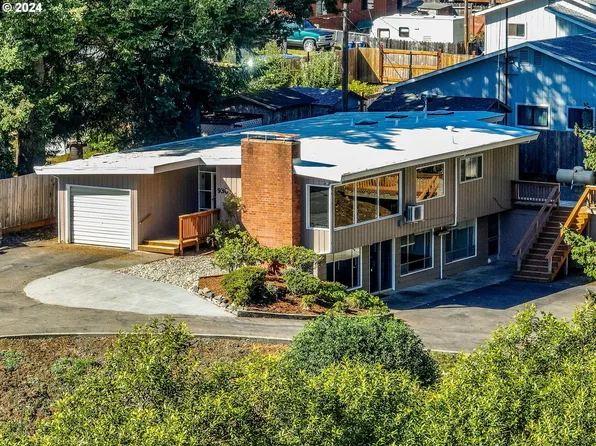 930 W 10th St, Coquille, OR 97423