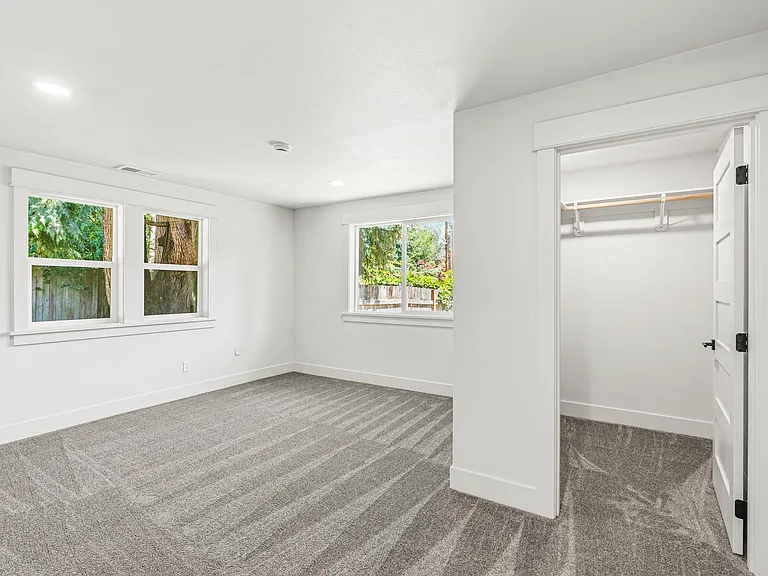 305 W 8th St — Photo 14