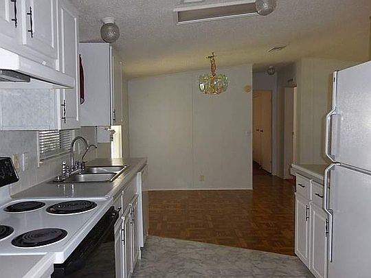 3rd image of 465 Petunia Dr