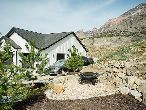 4th image of 337 E Saddleback Rd