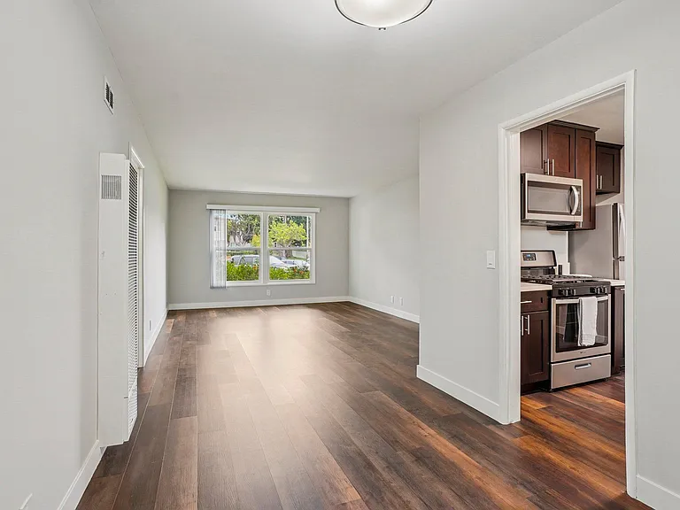 Hollypark Knolls Apartments — Photo 31