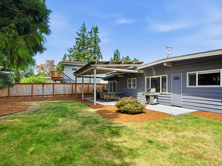 16015 SE 9th St — Photo 2