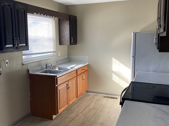 3rd image of 2 Brookhaven Dr