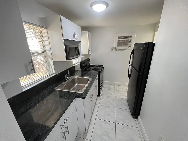1935 SW 2nd St #3 — Photo 6