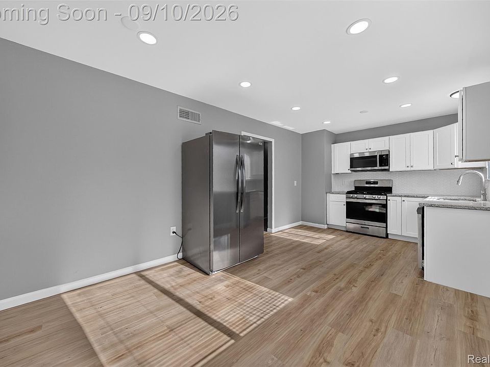 24935 Trombley St, photo 11