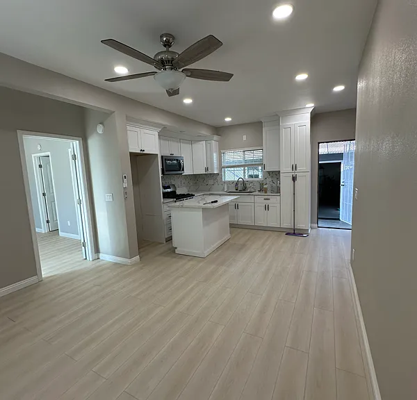 543 W G St — Photo 2