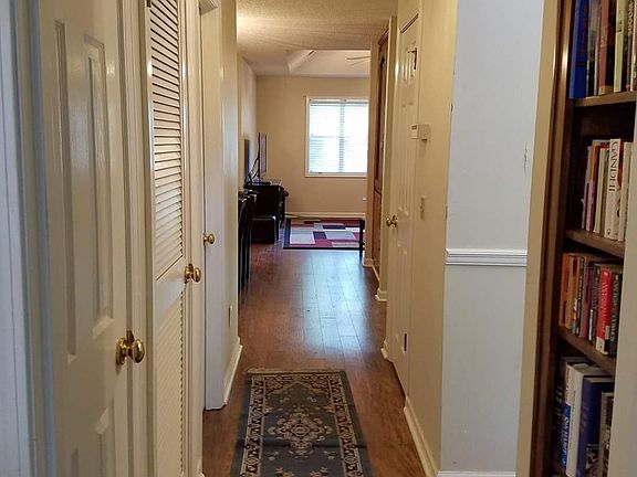 5th image of 102 Woodcreek Dr