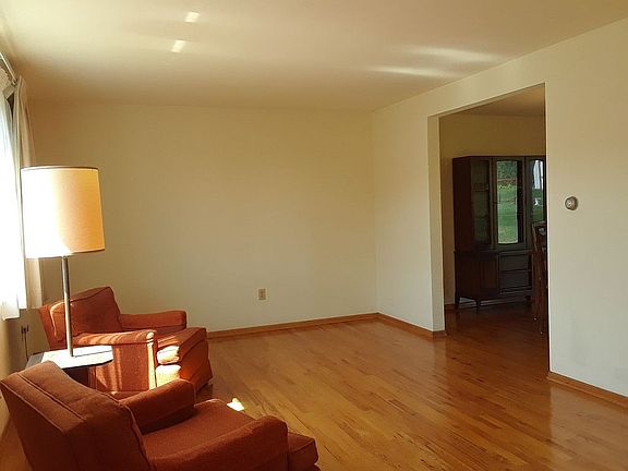 Living Room (15'4" x 16')